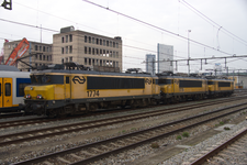 849212 Afbeelding van de electrische locomotieven nrs. 1774, 1779 en 1730 (serie 1700) van de N.S. te Eindhoven.